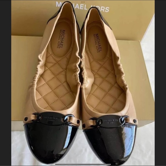 Michael Kors Black & Tan Flats - Picture 1 of 4